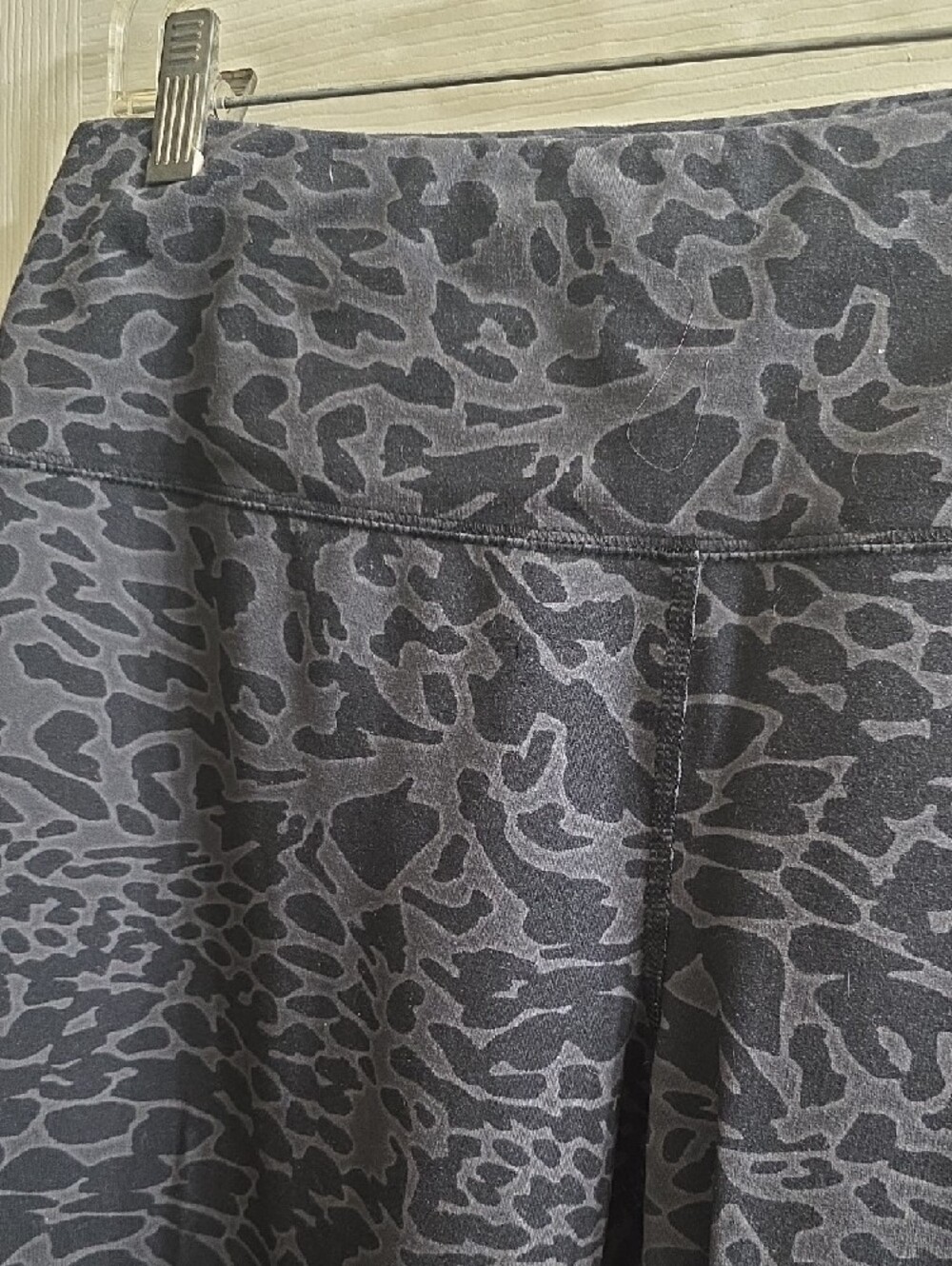 DSG Charcoal & Heather Gray Animal-Print Cropped Leggings Size XL - Picture 2 of 5